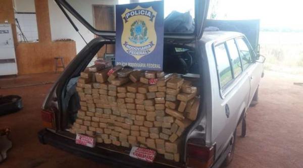 Polícia apreende quase 100kg de maconha em fundo falso de veículo