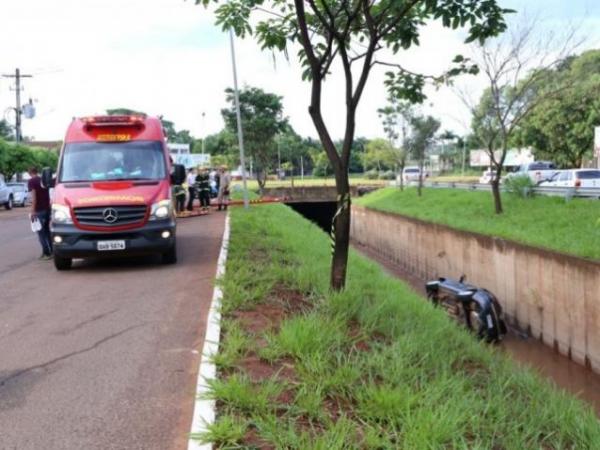 Carro com seis pessoas vai parar em córrego após festa