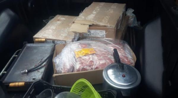 Homens são presos suspeitos de furto a caminhão carregado com carne suína