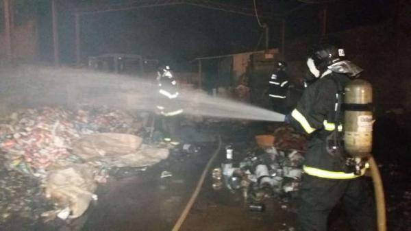 Depósito de recicláveis que já foi usado pelo tráfico é destruído por incêndio