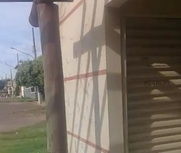 Casal é flagrado fazendo sexo em banheiro público