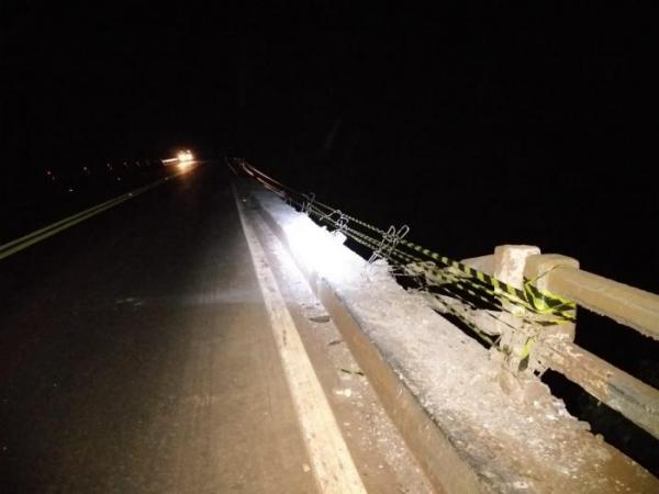 Motorista perde controle, derruba proteção de ponte e cai em rio