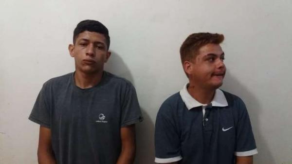 Dupla é presa na Vila Popular empurrando moto furtada