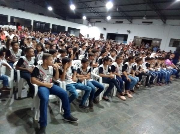 Contra as drogas e a violência, 245 estudantes receberam o certificado do PROERD em Deodápolis 