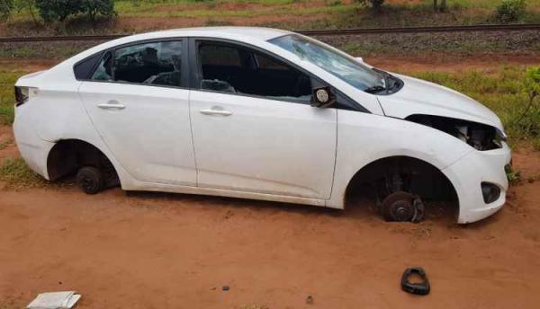 Carro de militar baleado é encontrado sem as rodas na Gameleira