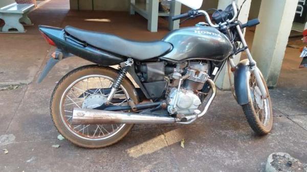 Polícia recupera moto furtada e homem é preso por receptação