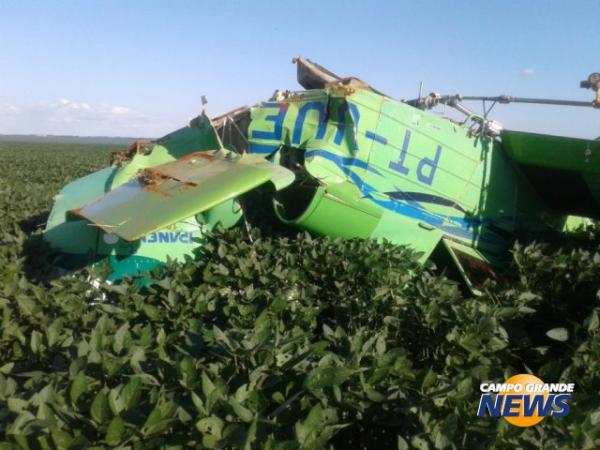 Queda de avião agrícola em lavoura de soja deixa piloto ferido
