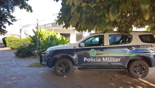 Casal de irmãos é atingido por tiros enquanto conversava na frente de casa