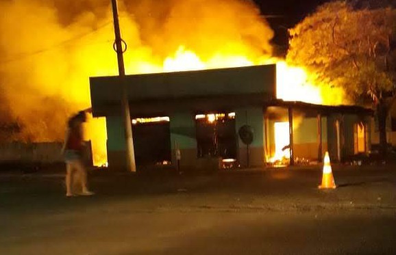 Fogo destrói lanchonete em Itaquirai e casa em Fátima