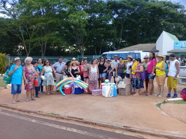 Promovido pela Prefeitura, Idosos do CCI participaram de tarde de lazer no Aquapark 