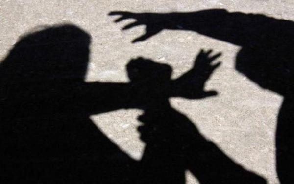 Após bebedeira, mulher de 20 anos é levada para a delegacia por agredir o pai com socos