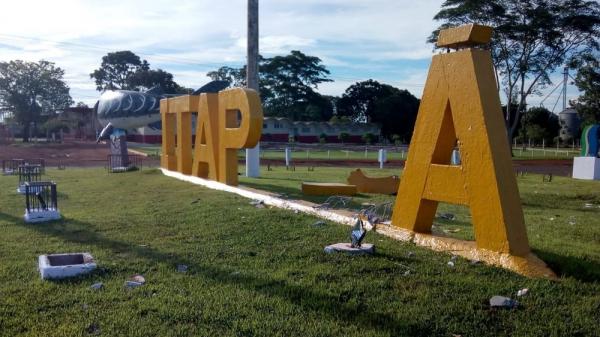 Motorista rampa rotatória e bate em letras de nome de cidade