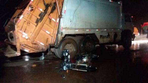 Motociclista morre ao colidir contra caminhão de coleta de lixo