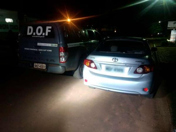 Veículo roubado no Paraná é recuperado após tiroteio na fronteira