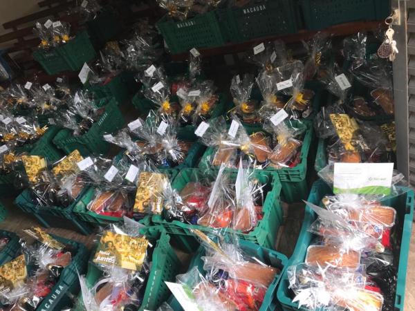 Sicredi entrega cestas natalinas para famílias do Bairro Santa Terezinha e arredores no município de Deodápolis