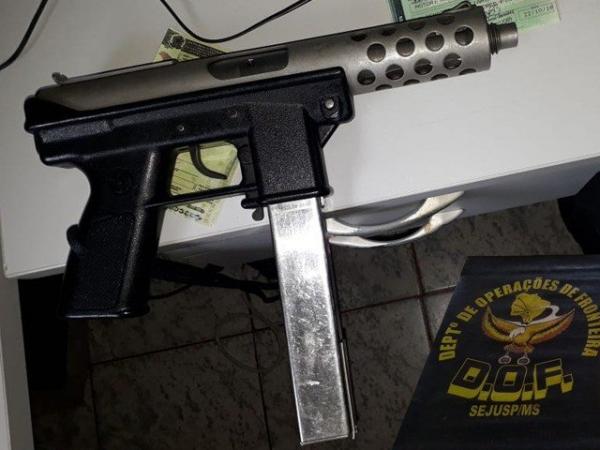 Polícia prende dois homens com submetralhadora e munições