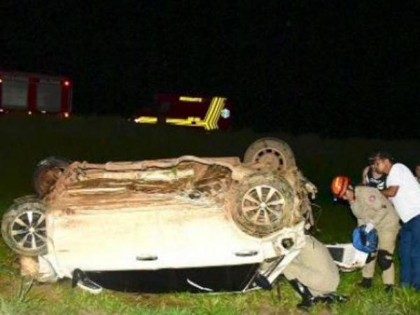 Carro colide em poste de rotatória e motorista morre na hora