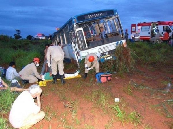 Ônibus com 21 trabalhadores cai em ribanceira e deixa ao menos 8 feridos