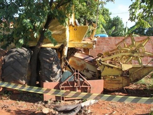 Operador morre prensado por máquina enquanto trocava pneu