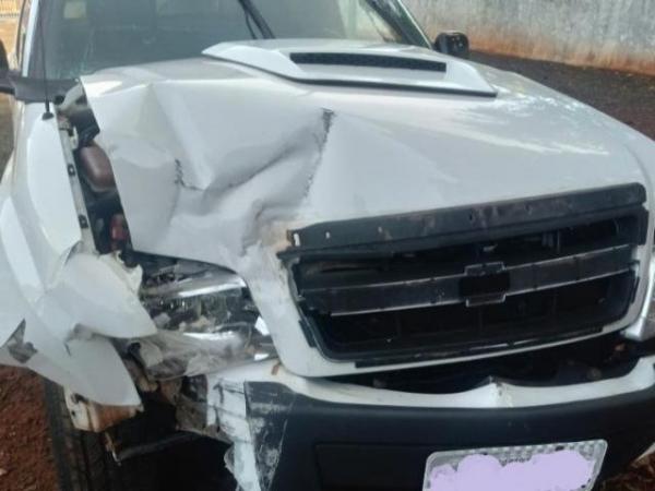 Bêbado, homem tenta atropelar PM, mas é preso ao bater em poste