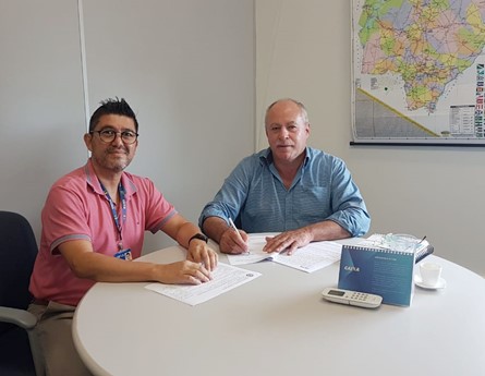 Prefeito assina contrato com a Caixa Econômica para pavimentação e drenagem de parte de bairros Jardim Bastos e Jardim Deodápolis 