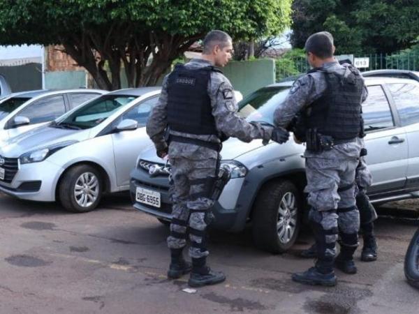Bandidos invadem lanchonete, trocam tiros com a polícia e dois morrem