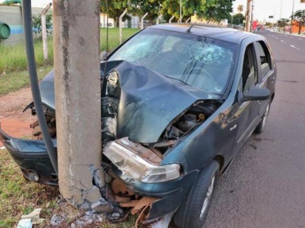 Motorista dorme ao volante, carro colide em poste e três ficam feridos