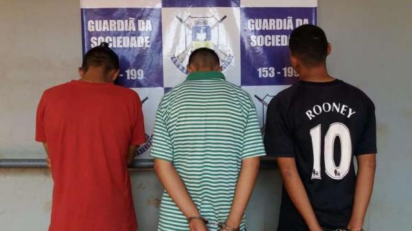 Trio é flagrado com moedas e balas furtadas de lanchonete durante a madrugada