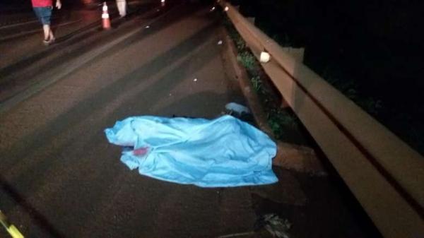 Homem vai atravessar rodovia, é atropelado e morre em Dourados