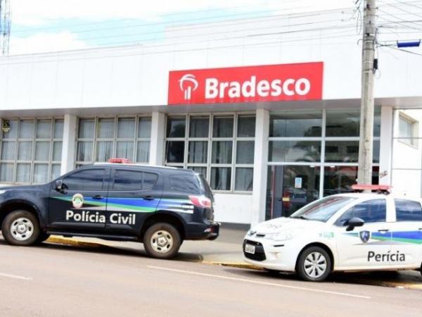 Bandidos invadem agência bancária e levam cofre em plena luz do dia