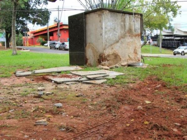 Bêbado, condutor de Hilux sobe em rotatória e quebra monumento Ninhal