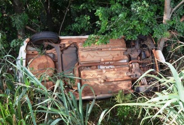 IVINHEMA: Mulher perde controle de carro e capota na MS-276