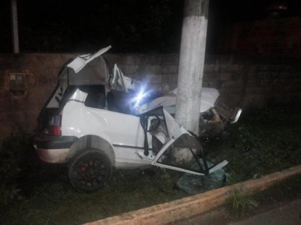 Jovem de 25 anos morre na hora ao bater o carro contra poste