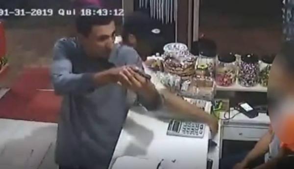 Arma falha e bandido morre em troca de tiros com a polícia durante a madrugada no Caiobá