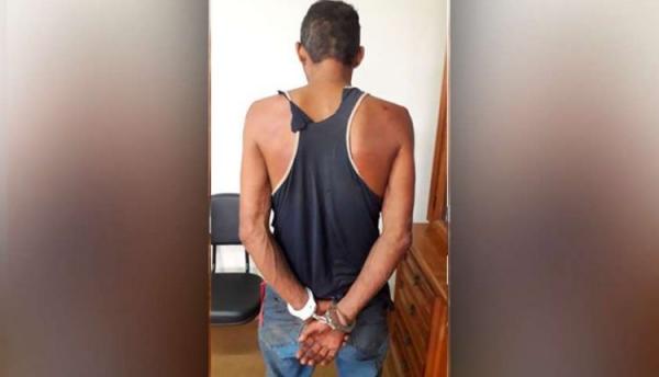 Filho joga gasolina na mãe para colocar fogo, mas é impedido pelo irmão