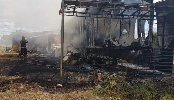 Desesperada, idosa se trancou em bilheteria de circo que pegou fogo e foi salva por PM