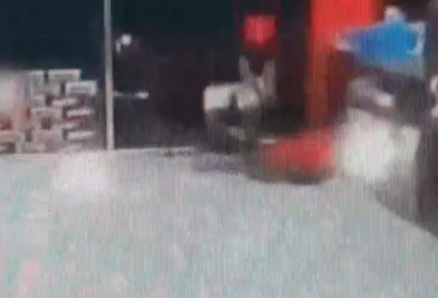 Homem fica ferido após ser atacado a facadas por mulher em frente a conveniência