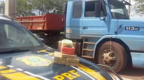 Motorista demonstra nervosismo e PRF descobre 6,8 kg de cocaína em carreta