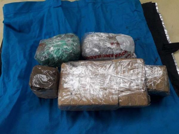 Traficante erra arremesso e droga destinada a presos cai na base da PM