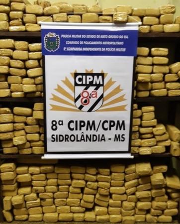 Carro é apreendido com mais de 300 tabletes de maconha