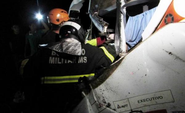 Colisão frontal entre ônibus e camionete deixa dois mortos e sete feridos na BR-163