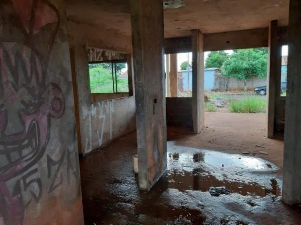 Obra de escola parada no Jardim Talismã. (Foto: Direto das Ruas)