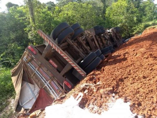 Acidente entre carro e carreta deixa pelo menos um morto na MS-112