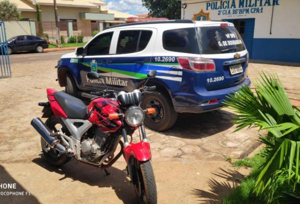 Jovem que se exibia nas redes sociais empinando moto foi surpreendido pela PM em Glória de Dourados