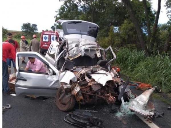 Quatro pessoas morrem em acidente entre carro e carreta na BR-158