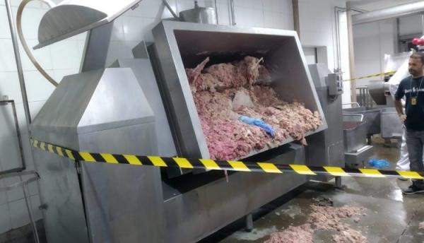Homem tem corpo triturado em máquina de carne em MS