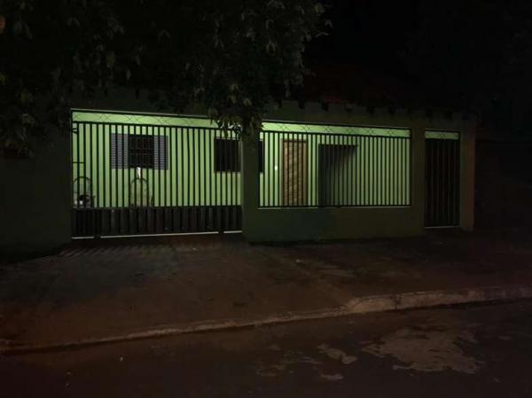 Portão de residência cai e fere criança no rosto e nas costas