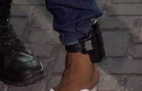 Bêbado e com tornozeleira eletrônica, homem é flagrado com moto com roubada