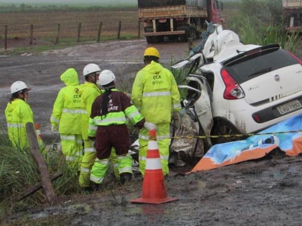 Acidente entre carreta de soja e Palio deixa dois mortos na BR-163