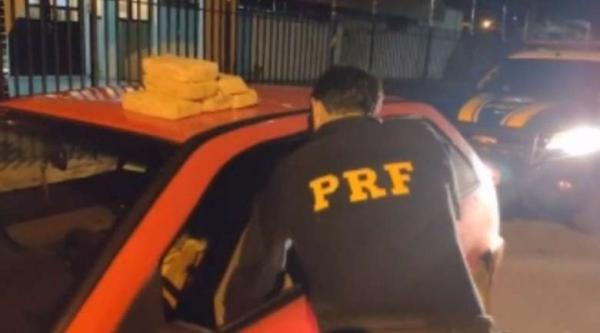 Dupla é presa transportando cocaína em veículo